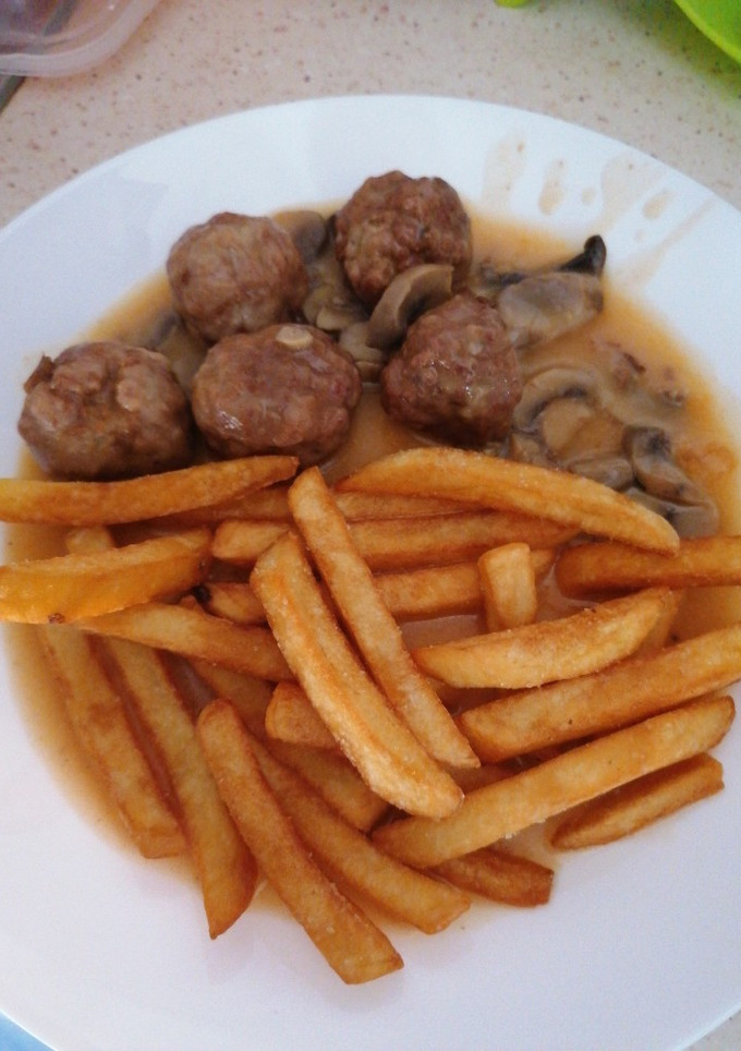 Una foto de Albóndigas en salsa con champiñones