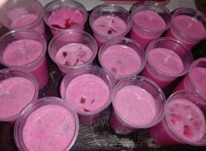 Una foto de Postre de gel con leche y frutilla