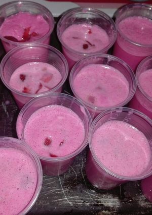 Una foto de Postre de gel con leche y frutilla