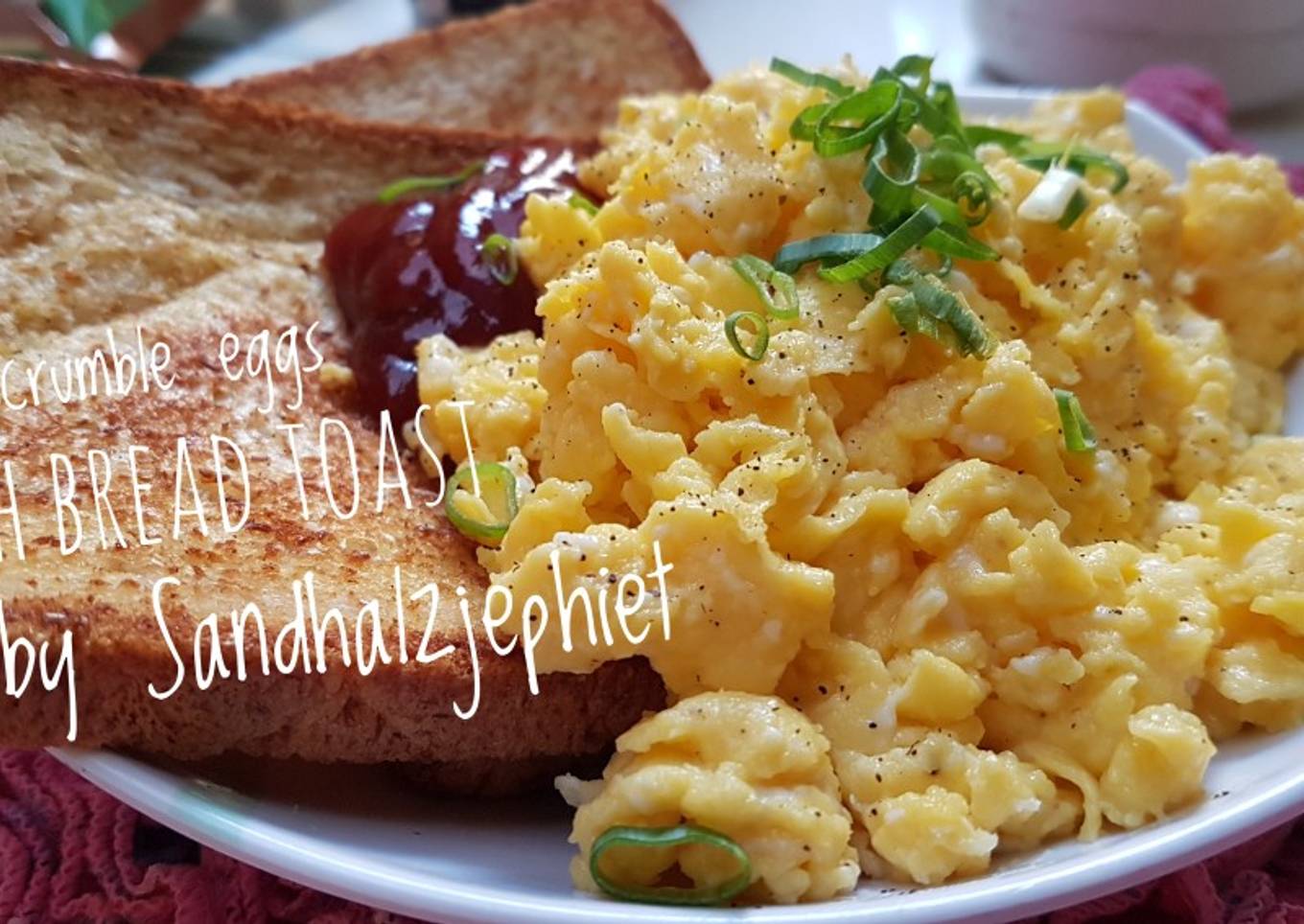 Scrumble eggs creamy with bread toast enakk