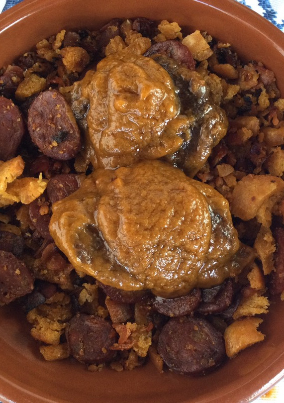 Una foto de Carrilleras de ibérico con migas