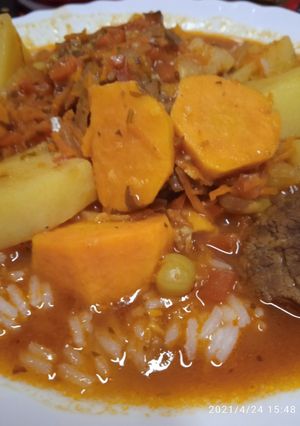 Una foto de Estofado acompañado con arroz