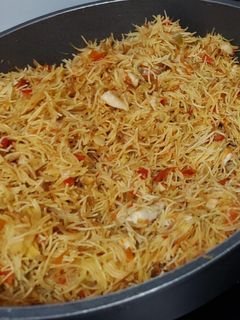 Una foto de Fideuá con pollo