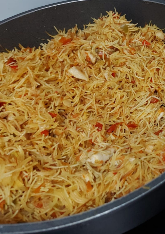 Una foto de Fideuá con pollo