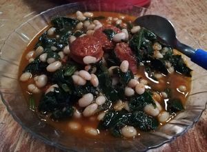 Una foto de Alubias con espinacas y chorizo
