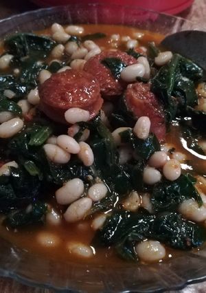 Una foto de Alubias con espinacas y chorizo
