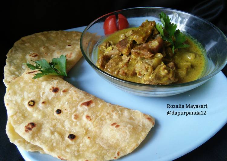 Indian Curry with Chapati (चपाती के साथ भारतीय करी)