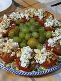Tomates a la plancha con queso fresco, pepino y cobertura de nueces y kikos