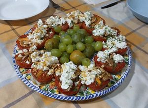 Una foto de Tomates a la plancha con queso fresco, pepino y cobertura de nueces y kikos