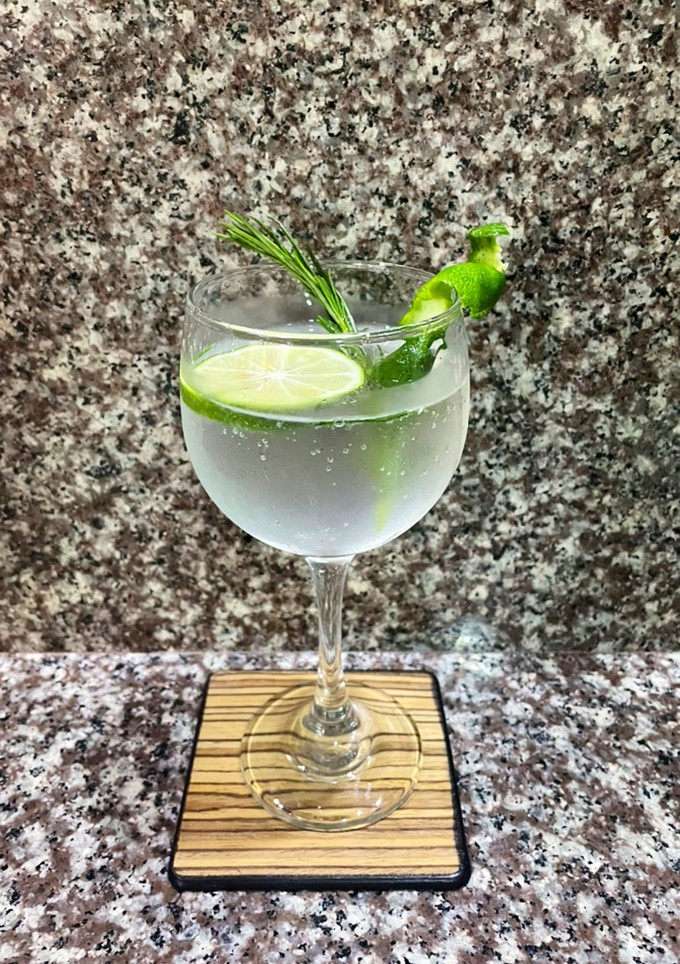 Una foto de Gin and tonic 🇬🇧