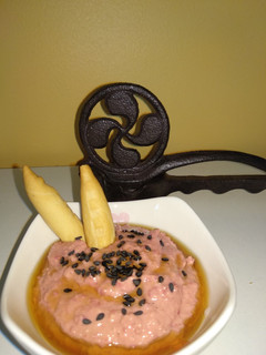 Una foto de Hummus de remolacha