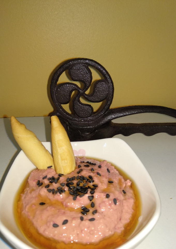 Una foto de Hummus de remolacha