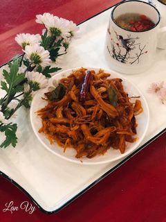 Hình của món Khô gà lá chanh.