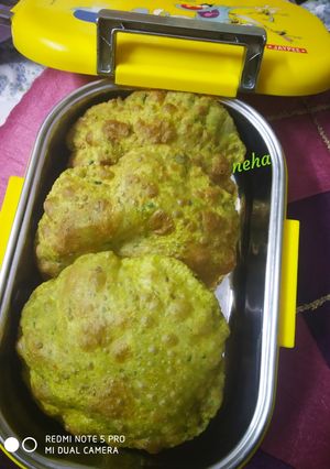 A picture of Palak poori with lots of Iron.