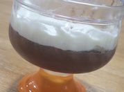 Una foto de postres con crema de leche vaso
