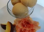 Una foto de postres con melocotón