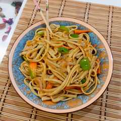 نودلز بالخضار والصوص🍜-レシピのメイン写真