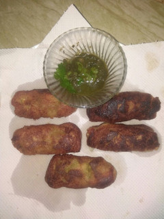 A picture of சிக்கன் சீஸ் பிரட் ரோல்ஸ்.