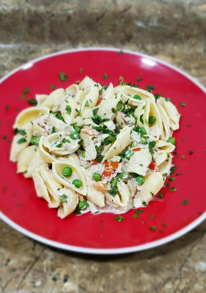 Una foto de Pasta con atún y crema