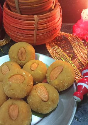 বেসনের লাড্ডু (Besaner laddu recipe in Bengali) রেসিপির প্রধান ছবি