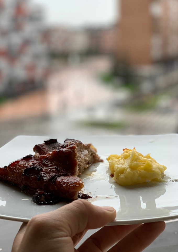 Una foto de Costilla de cerdo al horno con puré de patatas