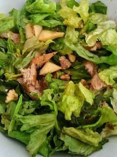 Una foto de Ensalada de pollo con manzana, nueces y pasas