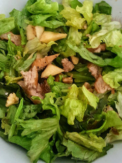 Una foto de Ensalada de pollo con manzana, nueces y pasas