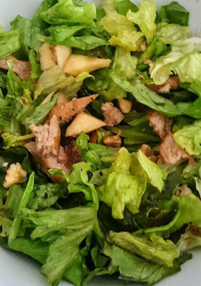 Una foto de Ensalada de pollo con manzana, nueces y pasas