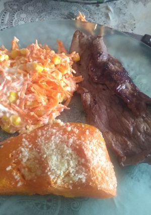 Una foto de Zapallo con bifes y ensalada de zanahoria con choclo