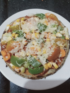 વેજીટેબલ ચીઝ પીઝા (Vegetable Cheese Pizza Recipe in Gujarati) રેસીપી મુખ્ય ફોટો