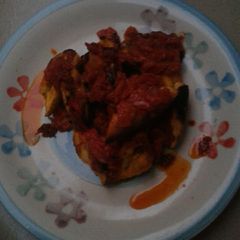 A picture of Bole and sauce.