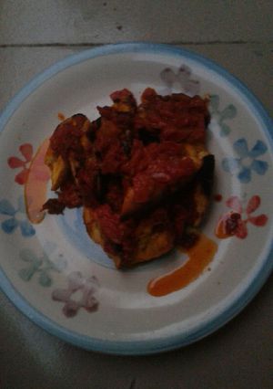 A picture of Bole and sauce.
