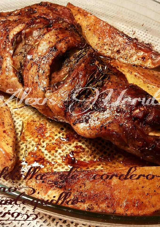 Una foto de Paletilla de cordero al horno, con mantequilla y romero