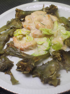 Una foto de Gambas con alcachofas al microondas