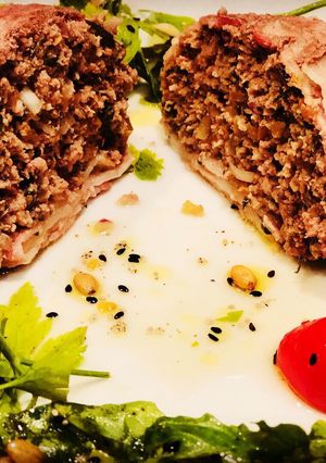 Una foto de Bola de Kafta y Tocineta acompañado de Corona de Rugula semillada