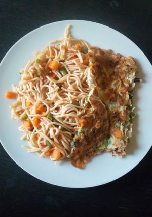 A picture of Spagetti with omelette.