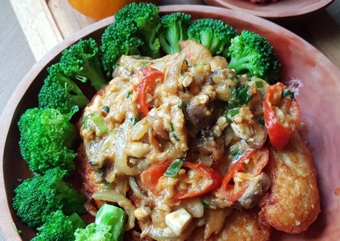 Resep Ayam Goreng Fillet Saus Telur Asin Jamur yang Enak