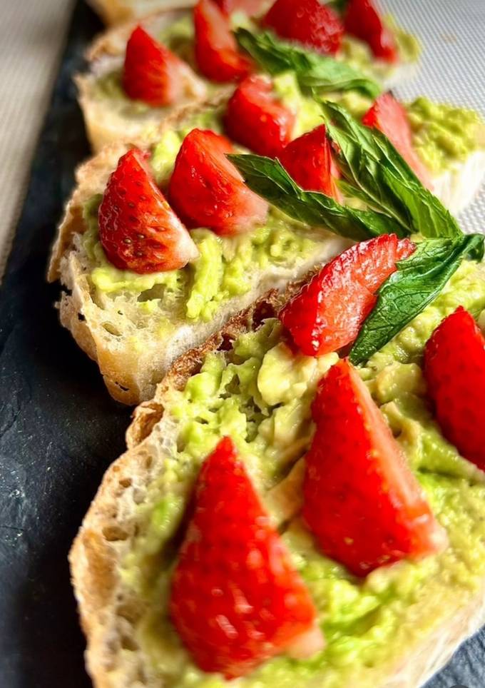 Хлібчик з авокадо і полуницею 🥑