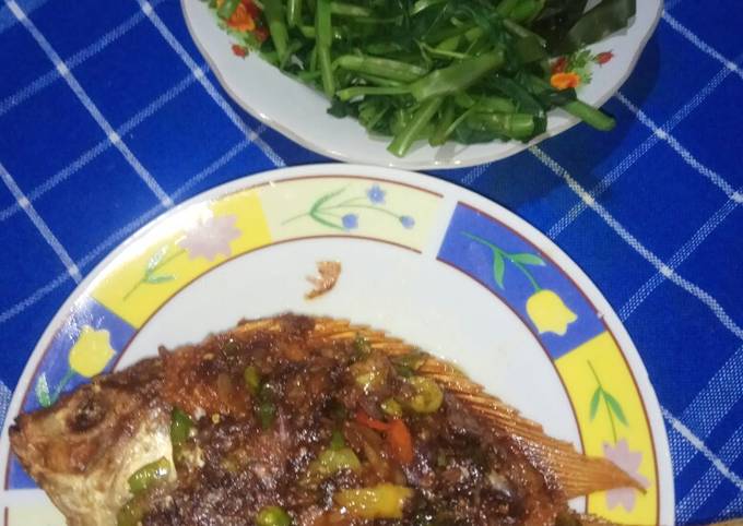 Resep: Nila goreng siram sambal tauco plus lalapan Yang Sederhana