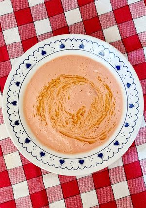 Una foto de Sopa fría de yogur natural y tomate 🍶 🍅