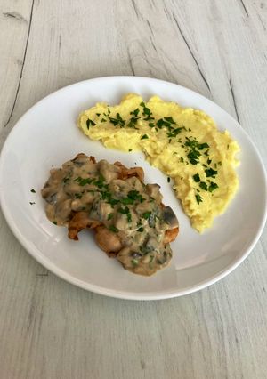 Csirkesteak gombamártással recept fotója