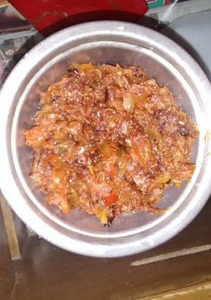 A picture of Onion tomato sabzi.