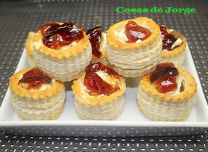 Una foto de Volovanes de queso fresco con mermelada y miel