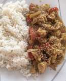 Saltado de pollo con verduras y ajonjolí