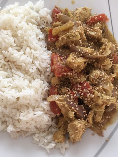 Una foto de Saltado de pollo con verduras y ajonjolí