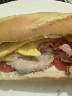 Una foto de Bocata especial con crema roquefort casera
