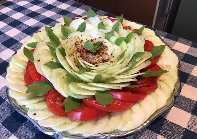 Salade « fleur » de concombres et tomates au basilic