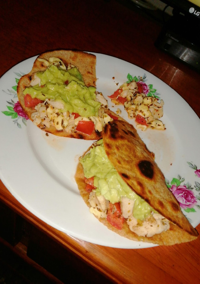 Una foto de Tacos rellenos con salsa guacamole