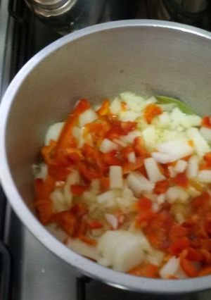 Una foto de Ñoquis con salsa de bondiola ahumada, panceta, cebolla, morrón, ajo caramizado y tomate.