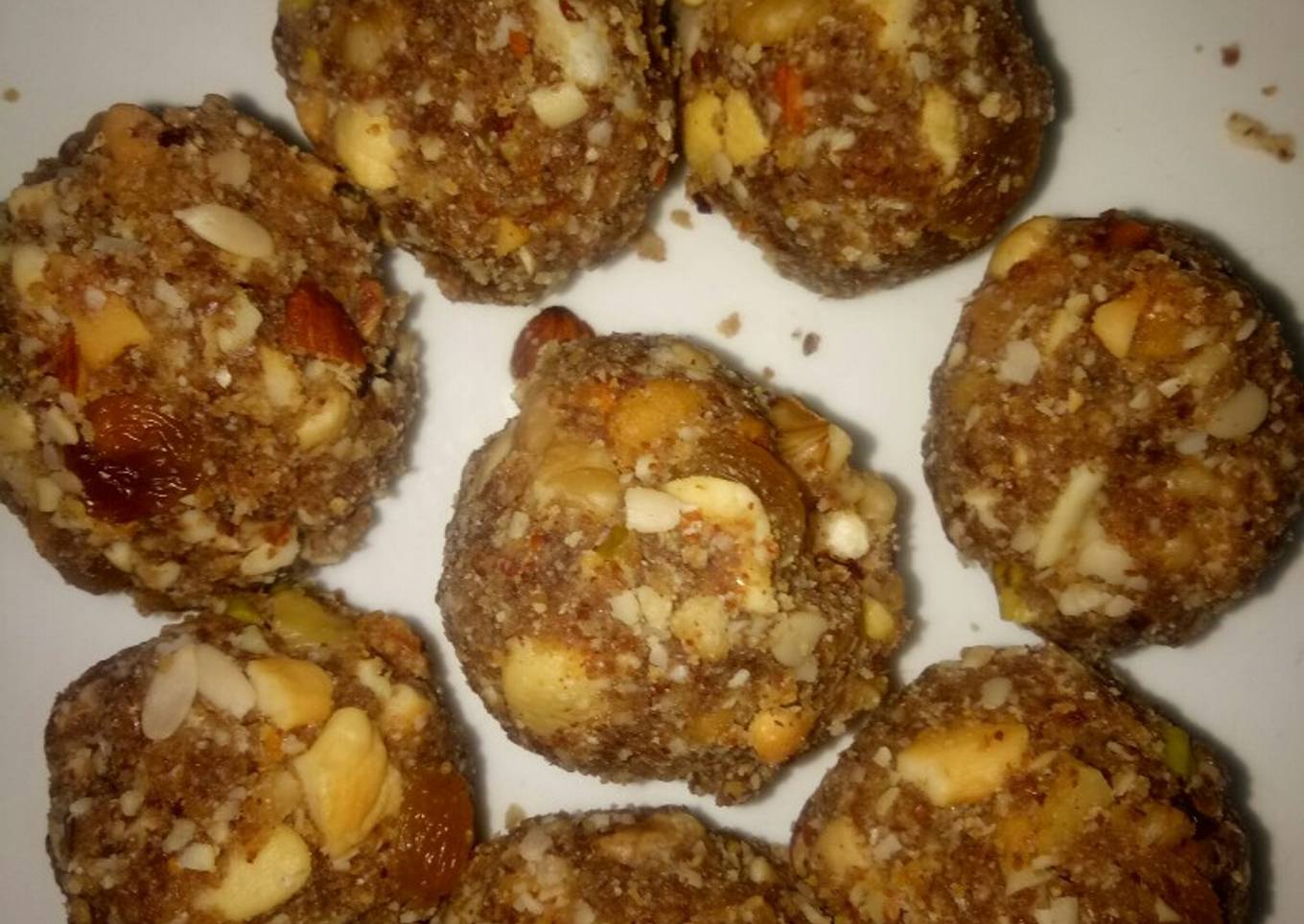 Date, anjeer and dryfruit laddu